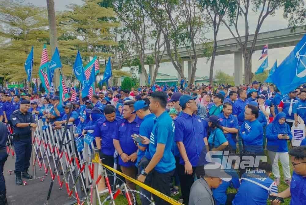 Penyokong BN hadir memberi sokongan kepada calon BN Pusat Penamaan Calon di Dewan Tunku Ibrahim Ismail di sini pada Sabtu.