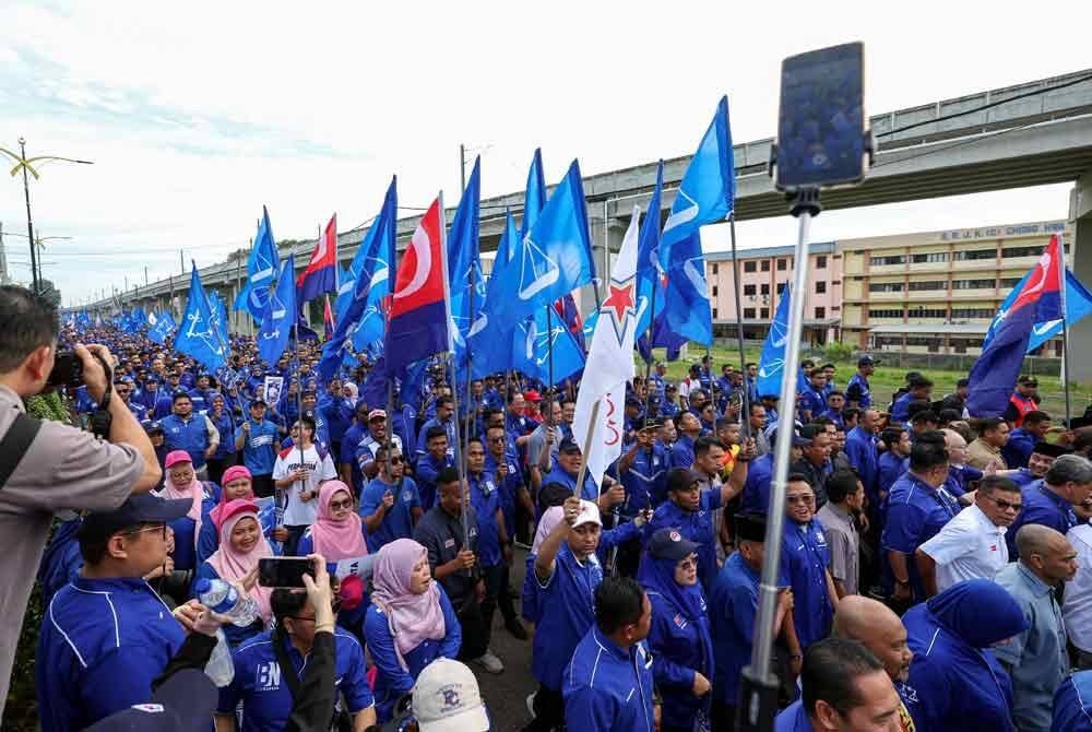 Pekarangan Dewan Tunku Ibrahim Ismail dipenuhi penyokong Barisan Nasional (BN) yang hadir bagi memberikan sokongan kepada calon BN Syed Hussien Syed Abdullah pada hari penamaan calon Pilihan Raya Kecil (PRK) Dewan Undangan Negeri (DUN) Mahkota pada Sabtu. Foto Bernama 