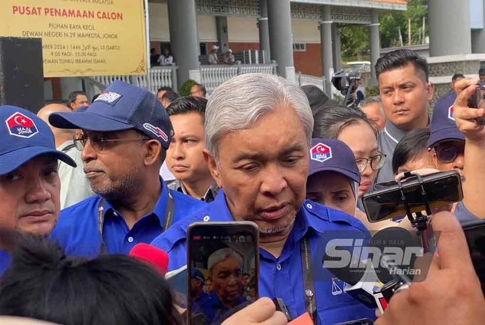 Ahmad Zahid ketika ditemui pemberita selepas pengumuman calon PRK DUN Mahkota, di Dewan Tunku Ibrahim Ismail di sini pada Sabtu.