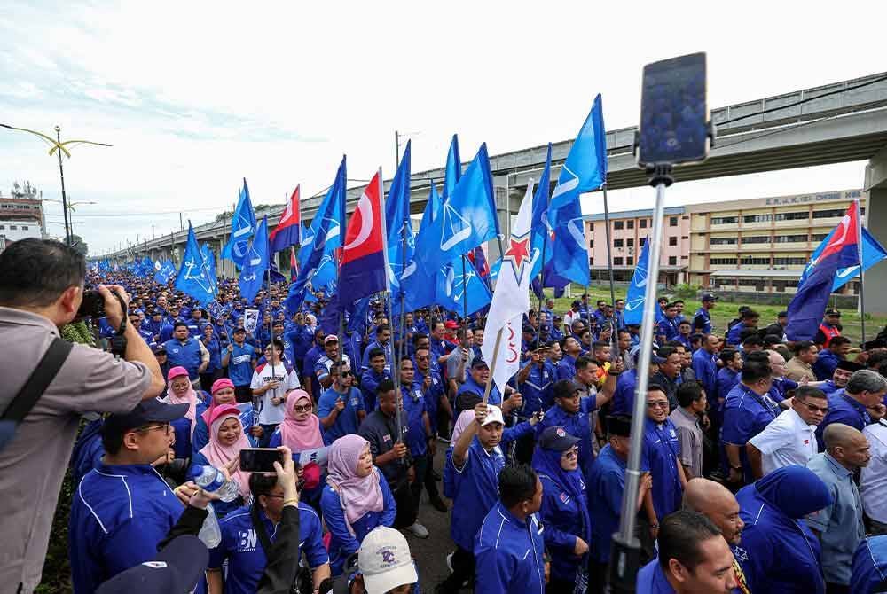 Pekarangan Dewan Tunku Ibrahim Ismail dipenuhi penyokong BN yang hadir bagi memberikan sokongan kepada calon BN Syed Hussien Syed Abdullah pada hari penamaan calon PRK Mahkota pada Sabtu. Foto Bernama