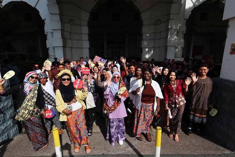 Program Keretapi Sarong 2024 (KS24) di Stesen Keretapi Ipoh pada Sabtu disambut meriah dengan kehadiran lebih 1,000 peserta yang berkumpul sejak jam 7 pagi.