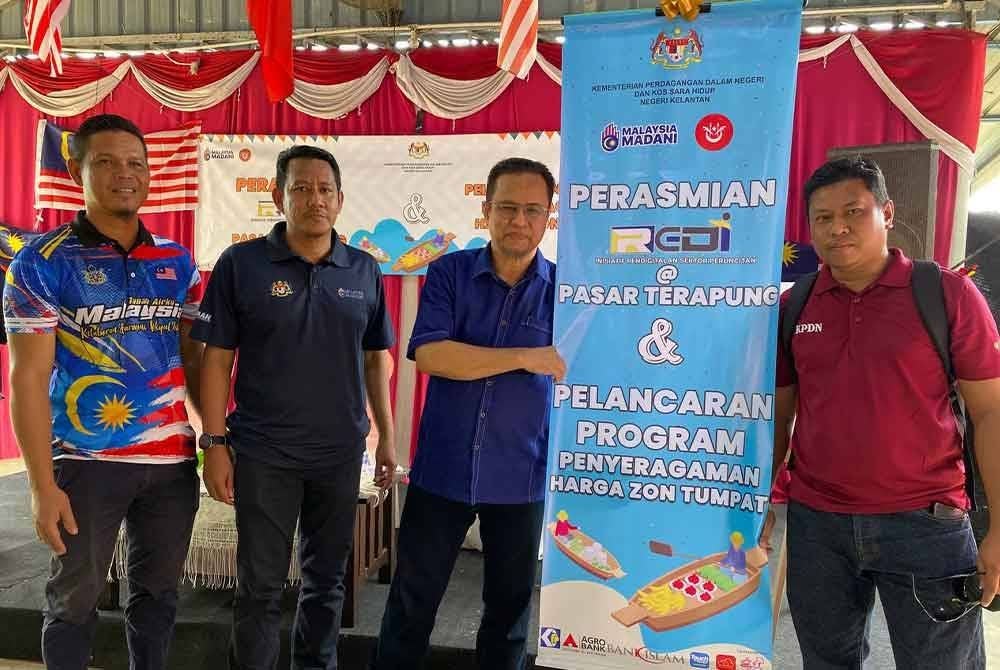 Azman (tiga dari kiri) merasmikan Inisiatif Pendigitalan Sektor Peruncitan di Pasar Terapung dan Pelancaran Program Penyeragaman Harga Zon Tumpat di Pulau Sri Tanjong, Tumpat pada Sabtu.