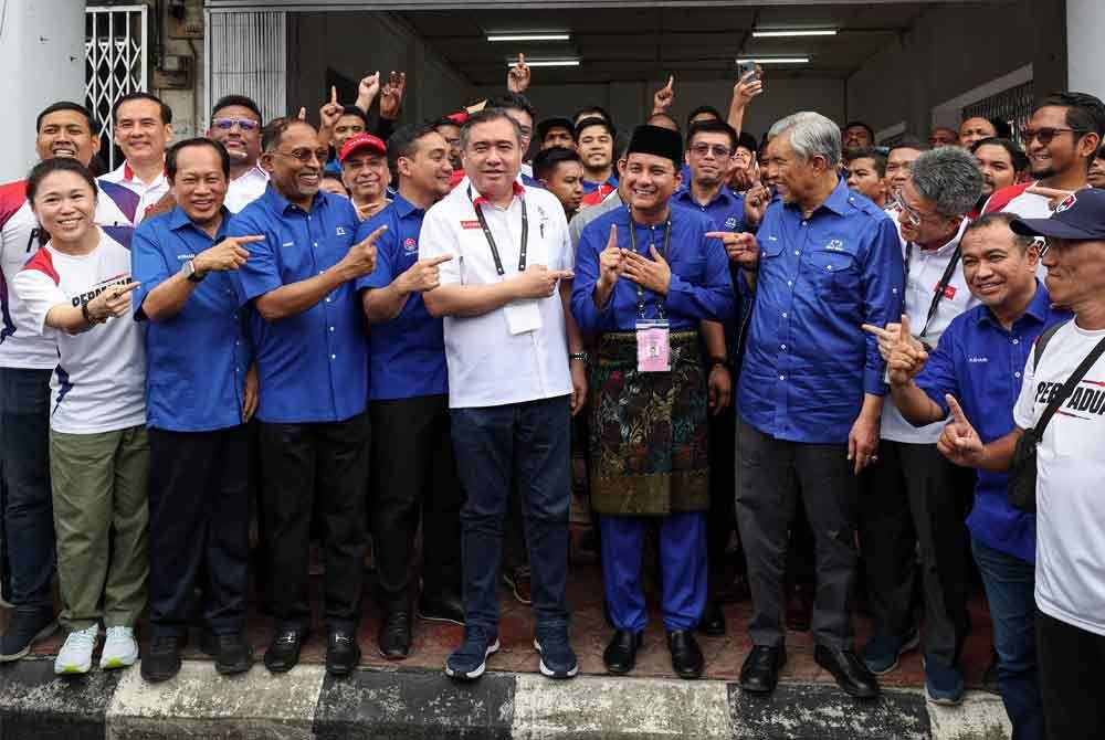 Ahmad Zahid bersama calon BN, Syed Hussien ketika merasmikan Pusat Operasi Perpaduan PRK DUN Mahkota di Jalan Mersing pada Sabtu. Foto Bernama