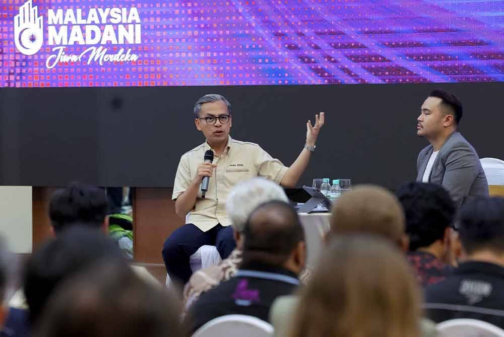 Fahmi menyampaikan ucapannya pada majlis sembang santai bersama penggiat industri kreatif Sabah dan Sarawak di Intan Jalan Sulaman-Tuaran pada Sabtu. Foto Bernama