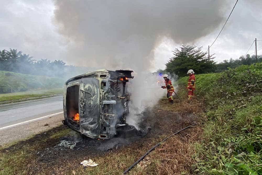 Kenderaan terbabit musnah 95 peratus. Foto Balai Bomba dan Penyelamat Kota Tinggi