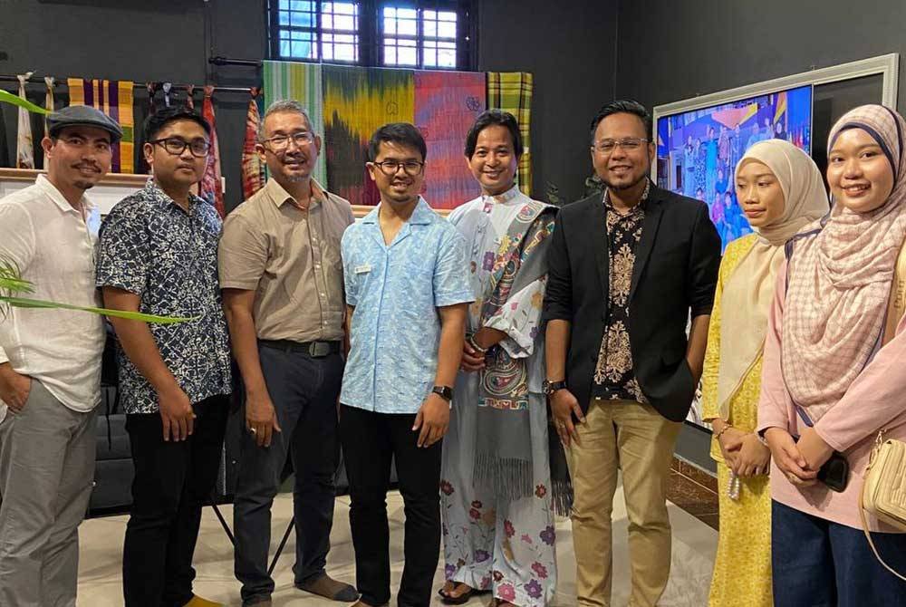 Tetamu dan individu yang terlibat bergambar pada Majlis Perasmian Program Terapi Seni Tekstil Bizara dan Jabatan Tekstil, Universiti Teknologi Mara (UiTM) Machang pada Sabtu.