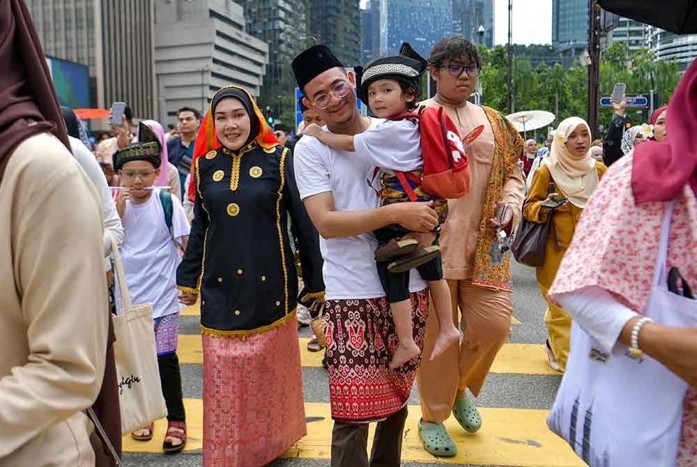 Peserta mengenakan pakaian tradisional Melayu seperti kain sarong, baju kurung, kebaya, baju pahlawan, dan baju Melayu, menambah keindahan suasana acara tersebut. Foto Bernama
