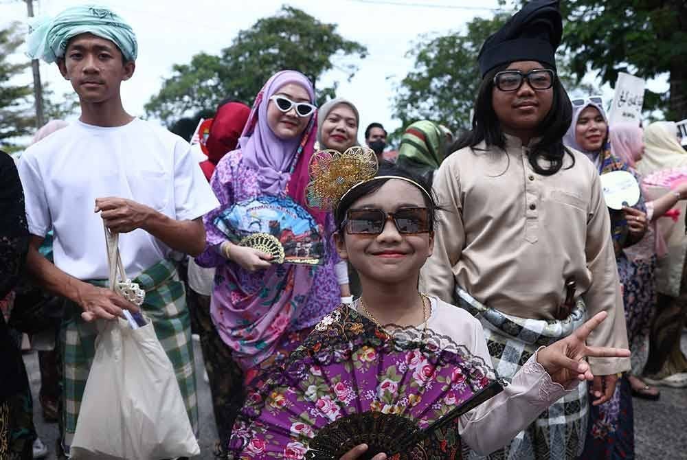 Kira-kira 1,000 orang hadir bagi menjayakan program Keretapi Sarong Kelantan 2024 bersempena sambutan Hari Malaysia yang akan disambut pada 16 September. Foto Bernama