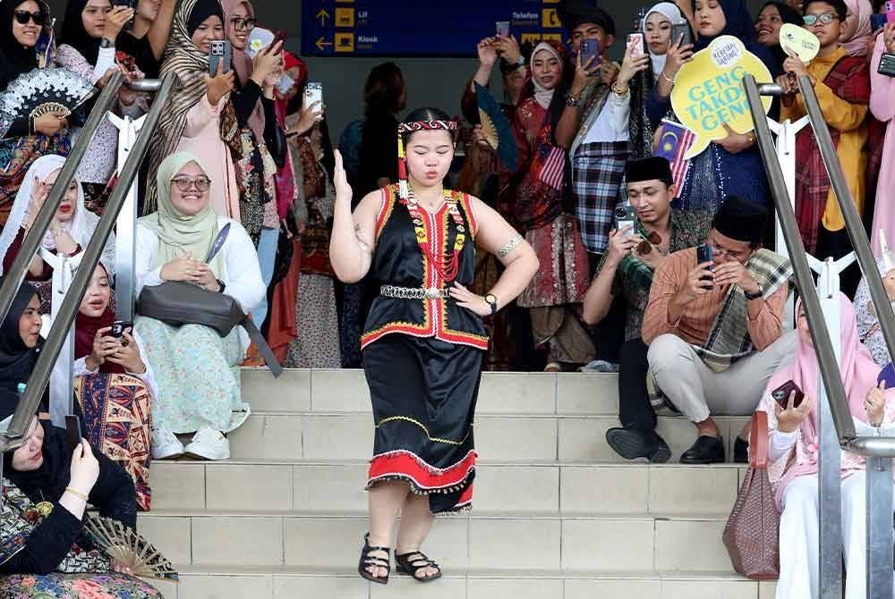 Peserta Keretapi Sarong 'Team Sungai Petani' berkumpul di Siar Seni@Lorong Tepi Biggy dekat Sungai Petani sebelum meneruskan aktiviti menaiki kereta api dari Stesen Sungai Petani ke Stesen Alor Setar. Foto Bernama
