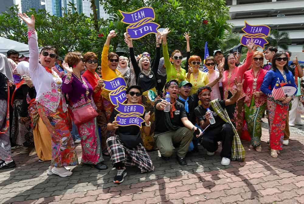 Para peserta Keretapi Sarong 2024 menyertai acara menari di Lanai@MATIC Jalan Ampang untuk merayakan Hari Malaysia pada Sabtu. Foto Bernama