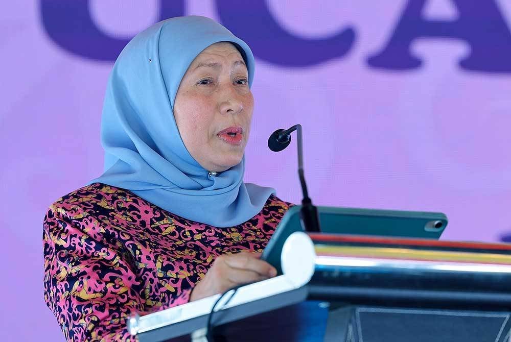 Nancy berucap pada Program Komuniti Santuni Madani sempena Kembara Kasih KPWKM di Kampung Santubong pada Sabtu. Foto Bernama