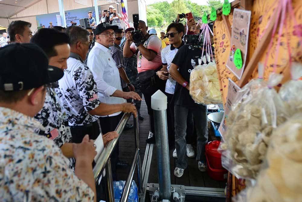 Anwar melawat ke Floating Market pameran selepas gimik pelancaran pada Sabtu. FOTO: SINAR HARIAN / ASRIL ASWANDI SHUKOR.