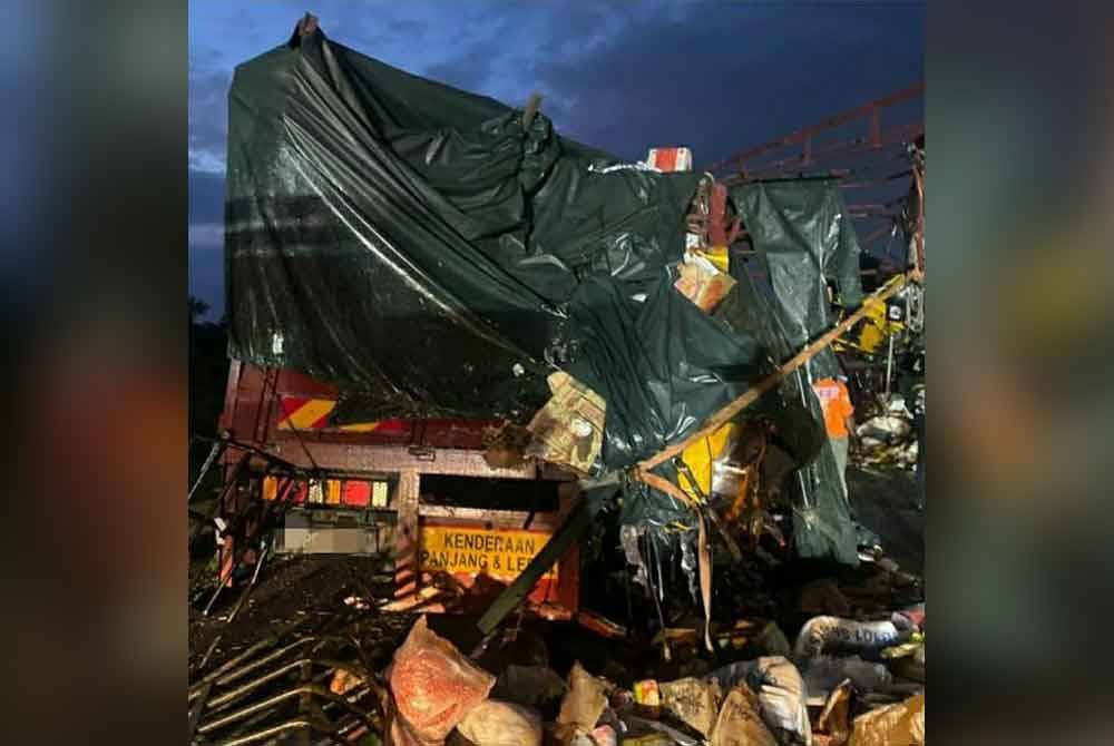 Keadaan di lokasi kejadian di kilometer 420.2 Lebuhraya Utara Selatan. Foto PDRM