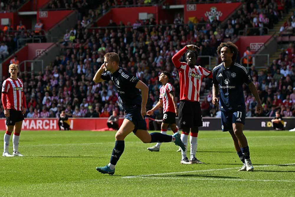 De Ligt (tengah) meraikan jaringannya ketika menentang Southampton. Foto AFP