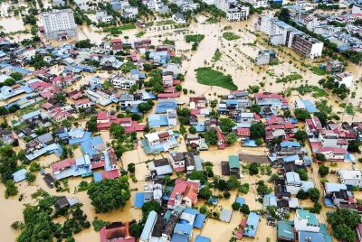 Kawasan penempatan yang ditenggelami banjir di Thai Nguyen, Vietnam akibat 'amukan' Yagi.