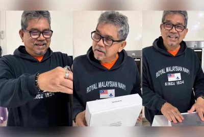 Reaksi bapanya membuka bungkusan hadiah tersebut.