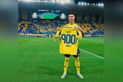 Ronaldo bersama jersi tertera angka 900 gol. Foto Facebook Al-Nassr
