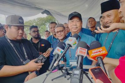 Muhyiddin pada sidang akhbar di Dewan Tunku Ibrahim Ismail selepas proses penamaan calon bagi PRK DUN Mahkota pada Sabtu.