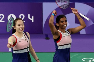 Pearly (kiri) dan Thinaah melakar kejutan apabila mara ke separuh akhir Sukan Olimpik 2024 di Paris. Foto Bernama.