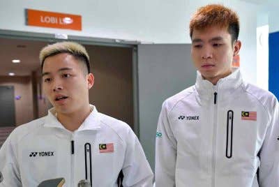 Aaron Chia (kiri), Wooi Yik