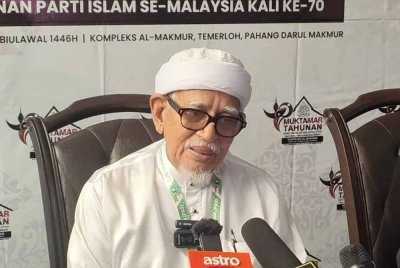 Abdul Hadi ketika sidang akhbar selepas merasmikan Muktamar Pas ke-70 di Kompleks Al-Makmur pada Sabtu.