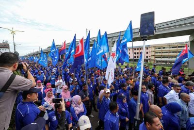 Pekarangan Dewan Tunku Ibrahim Ismail dipenuhi penyokong BN yang hadir bagi memberikan sokongan kepada calon BN Syed Hussien Syed Abdullah pada hari penamaan calon PRK Mahkota pada Sabtu. Foto Bernama