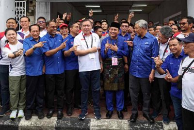 Ahmad Zahid bersama calon BN, Syed Hussien ketika merasmikan Pusat Operasi Perpaduan PRK DUN Mahkota di Jalan Mersing pada Sabtu. Foto Bernama