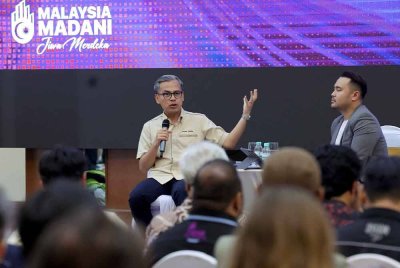 Fahmi menyampaikan ucapannya pada majlis sembang santai bersama penggiat industri kreatif Sabah dan Sarawak di Intan Jalan Sulaman-Tuaran pada Sabtu. Foto Bernama