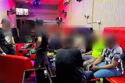 PATI yang ditahan dibawa ke Depot Tahanan Imigresen Bukit Jalil, Kuala Lumpur untuk siasatan di bawah Seksyen 6(1)(c) Akta Imigresen 1959/63 - Foto: FB JIM Putrajaya