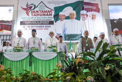 Pemimpin tertinggi Pas menyanyikan lagu Negaraku dan lagu parti pada Perasmian Muktamar Tahunan Pas Ke- 70 di Kompleks Al-Makmur pada Sabtu. Foto Bernama