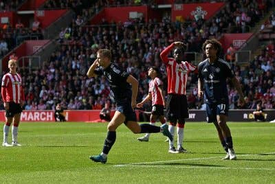 De Ligt (tengah) meraikan jaringannya ketika menentang Southampton. Foto AFP