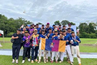 Saiful bersama Pengarah Sukan UiTM, Timbalan Pengarah Sukan UiTM serta pemain-pemain sofbol UiTM meraikan kejayaan merangkul pingat emas SUKIPT 2024.