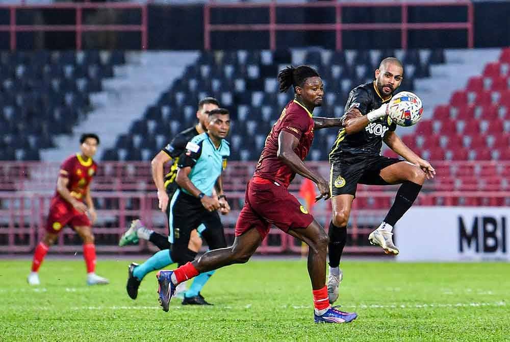 Clayton Da Silviera Da Silva (kanan) bersaing dengan pemain Negeri Sembilan FC, Aliyu Audu Abu Bakar dalam aksi Liga Super di Stadium Tuanku Abdul Rahman, Paroi.