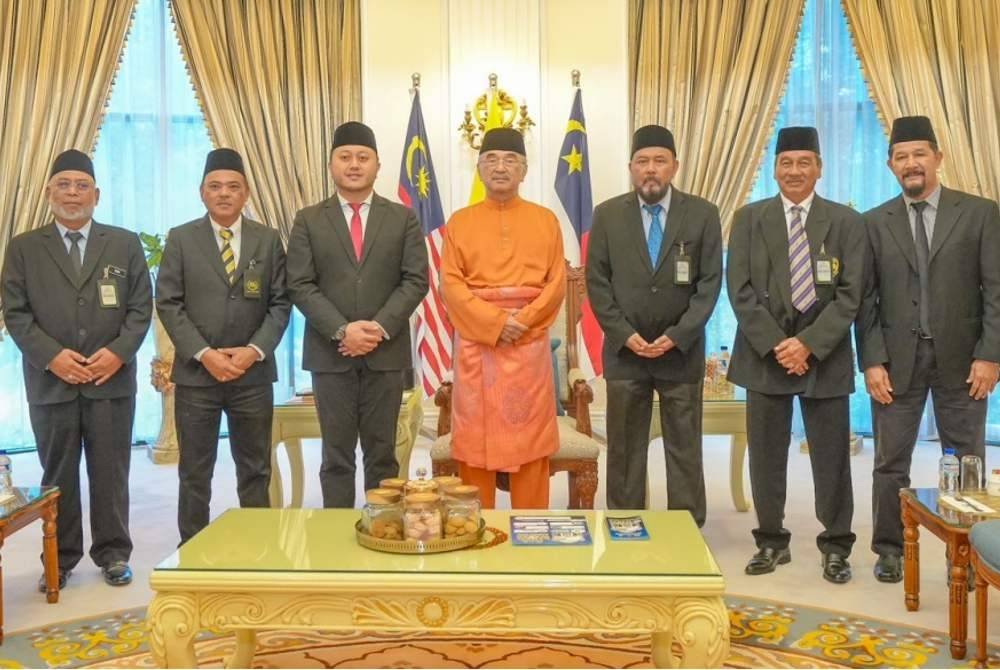 Firdaus (tiga dari kanan) bersama delegasi PBMM ketika mengunjungi Mohd Ali (tengah) di Melaka. Foto Facebook Ridhwan Ali