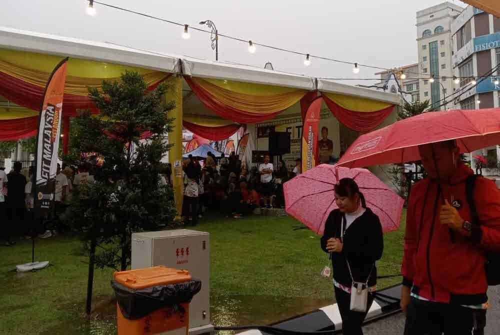 Peserta tetap memberikan sokongan walaupun dalam keadaan hujan.