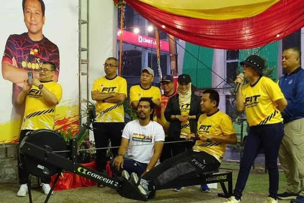 Mohd Najwan (tiga dari kanan) turut menyertai aktiviti yang dijalankan sempena program.