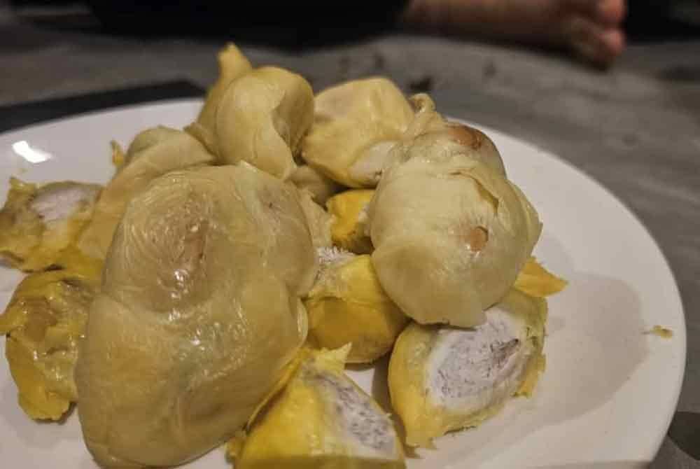 Isi durian sukang berwarna kekuning-kuningan dan rasanya pula lebih manis berbanding durian dalit yang berlemak.
