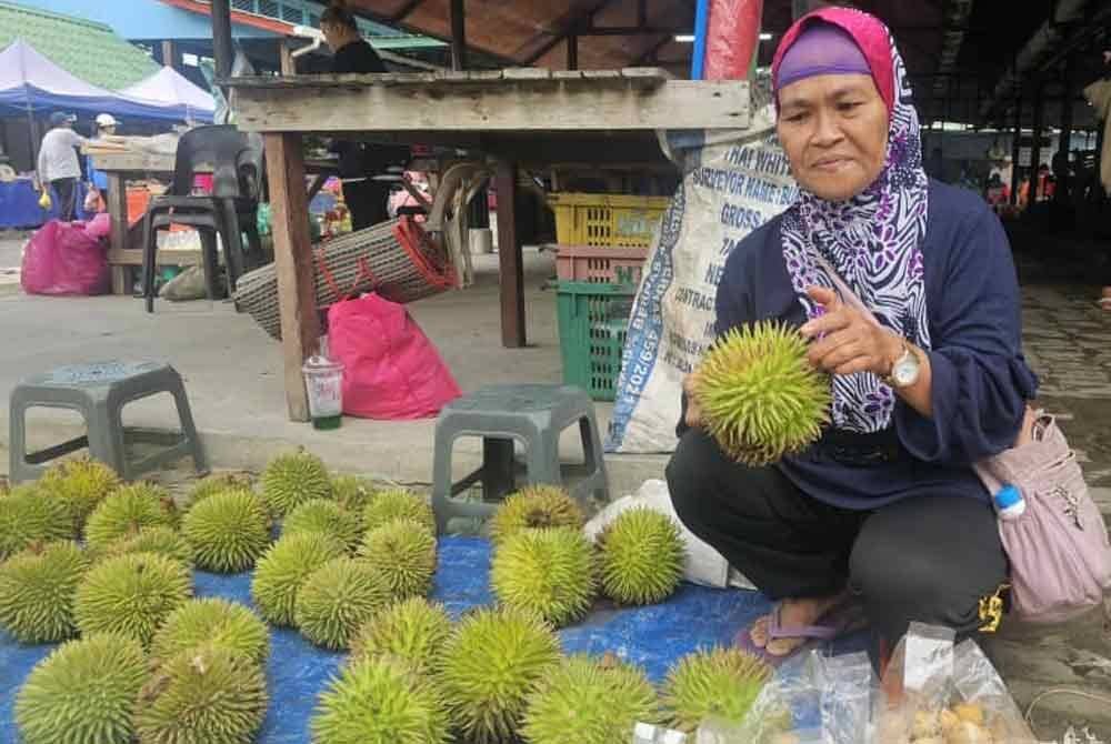 Jumiati menunjukkan sukang antara yang dijualnya di Tamu Tenom.