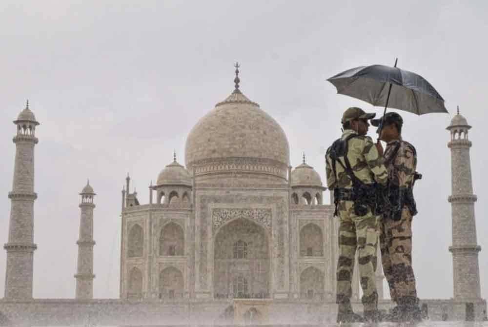 Kubah utama Taj Mahal yang terkenal itu bocor ketika hujan. Foto PTI