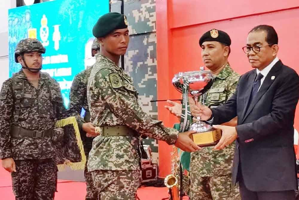 Mohamed Khaled menyampaikan anugerah kepada perajurit terlibat.