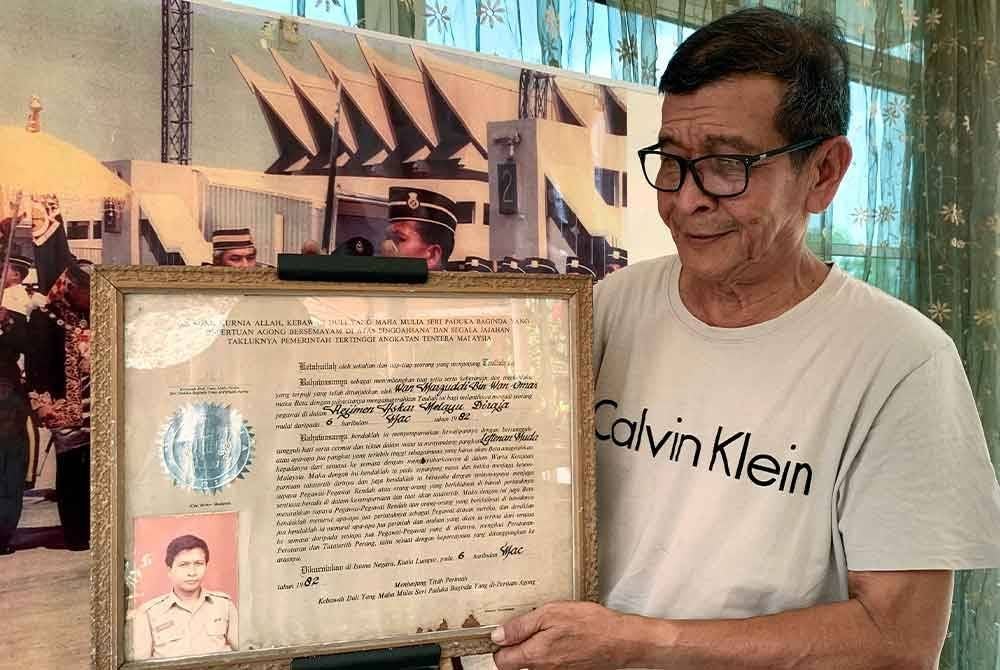 Surat pelantikan watikah Wan Marzudi dalam Rejimen Askar Melayu Diraja (RAMD) pada sesi temu ramah di kediamannya baru baru ini. Foto Bernama