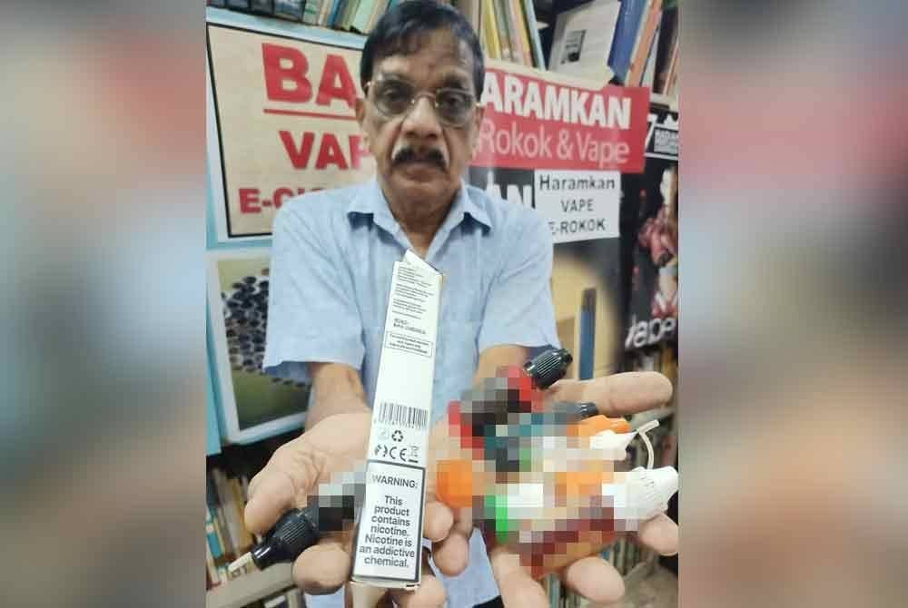 Subbarow menunjukkan perisa vape dan rokok elektronik yang dijual di pasaran.