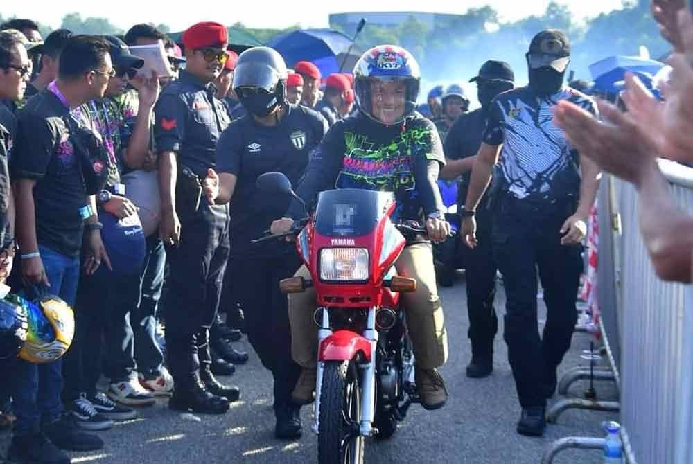 Ahmad Samsuri tiba di Majlis Perasmian Penutup Himpunan RXZ Members 6.0 di Litar Permotoran Terengganu, Gong Badak di Kuala Nerus pada Sabtu.