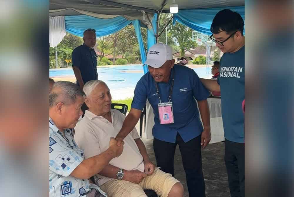 Mohamad Haizan (dua dari kanan) menyantuni warga emas semasa berkempen dalam program Pemeriksaan kesihatan Percuma di Jalan Gajus, Taman Lian Seng, Kluang pada Ahad.