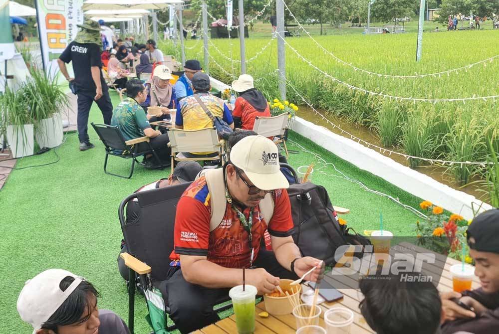 Pengunjung dapat merasai pengalaman menikmati hidangan dan minuman berlatar belakangkan sawah padi. Foto Sinar Harian-MOHD HALIM ABDUL WAHID