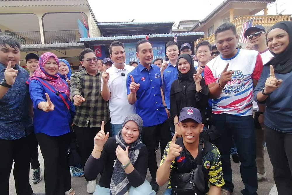 Menteri Besar Johor, Datuk Onn Hafiz Ghazi bersama kumpulan mahasiswa ketika program ziarah di PDM Taman Berlian.