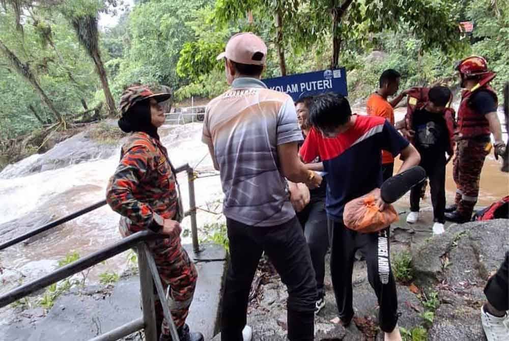 Mangsa terperangkap susulan hujan lebat menyebabkan arus deras. Foto BBP Tangkak