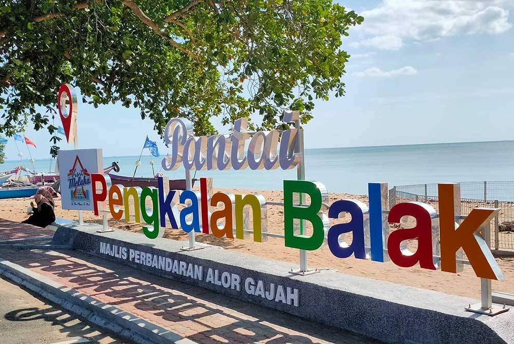 Empat sekeluarga termasuk tiga remaja berusia 15 tahun nyaris lemas akibat dihanyutkan ombak besar ketika mandi-manda di Pantai Pengkalan Balak di sini tengah hari tadi. Gambar hiasan