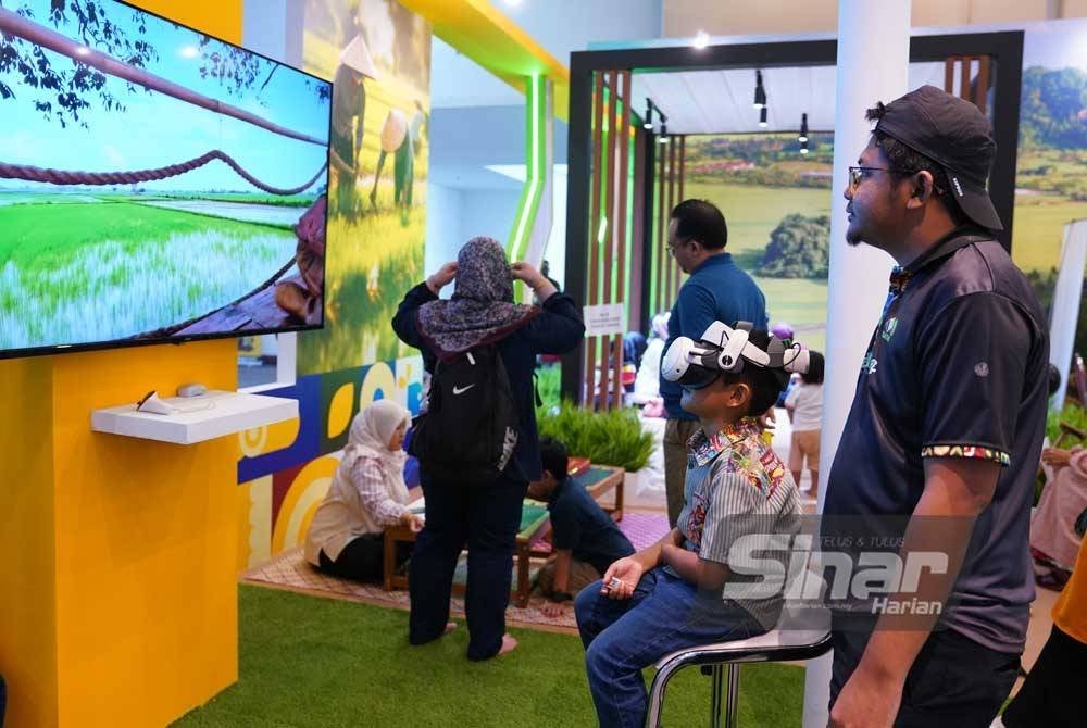 Seorang kanak-kanak mencuba teknologi Realiti Virtual (VR) pengalaman menjadi seorang petani di Segmen Family Fiesta MADA di Dewan D-2. Foto Sinar Harian-MOHD HALIM ABDUL WAHID