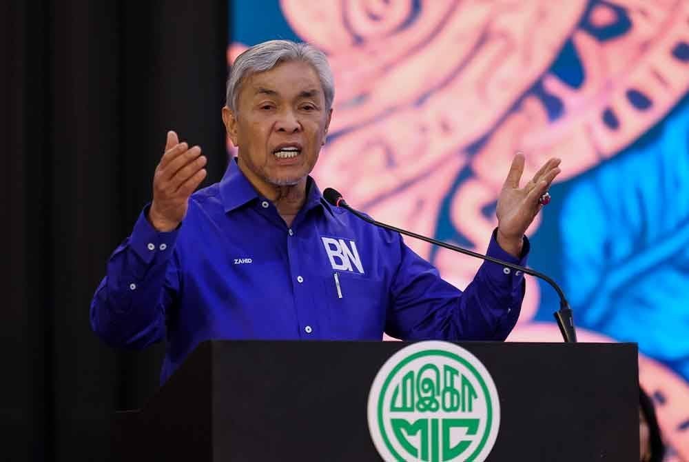 Timbalan Perdana Menteri Datuk Seri Dr Ahmad Zahid Hamidi yang juga Presiden Barisan Nasional (BN) menyampaikan ucapan perasmian ketika hadir pada Perhimpunan Agung MIC ke -78 di Pusat Konvensyen IDCC pada Ahad. Foto Bernama